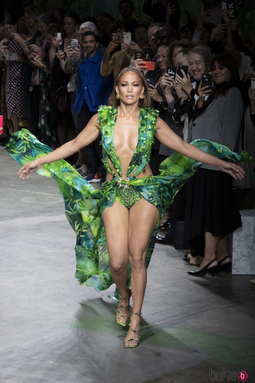 Google presenta a JLo en el desfile primavera-verano 2020 de Versace