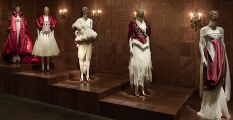 Sala del MET con la exposición Savage Beauty, retrospectiva de la obra de Alexander McQueen