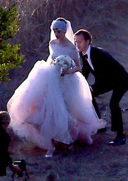 Todo sobre el vestido de novia de Anne Hathaway - Bekia Moda