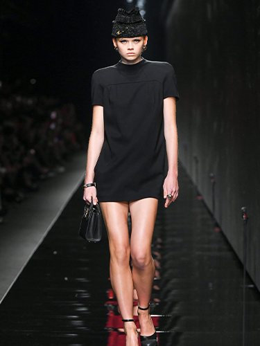 Vestido negro y tocado otoño/invierno 2020-2021 de Versace