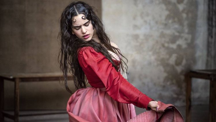 Rosalía en el papel de Julieta en el calendario Pirelli 2020