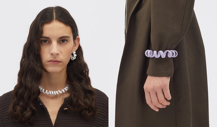 Muchos han comparado estas joyas con calbes de teléfonos fijos | Fotos: Bottega Veneta