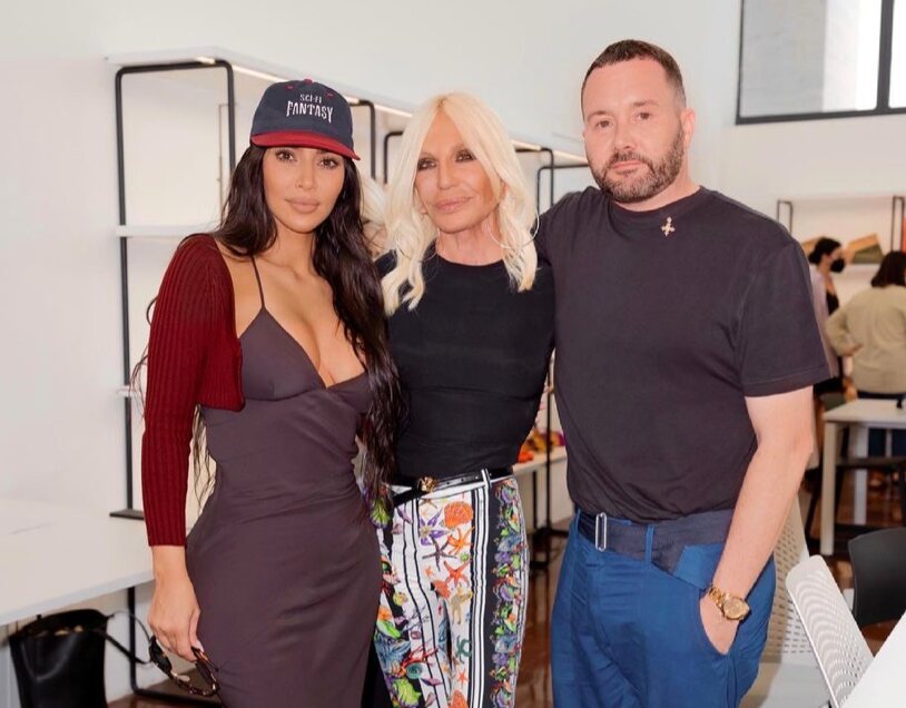 Kim Kardashian posó hace meses con Kim Jones y Donatella Versace | Foto: Instagram