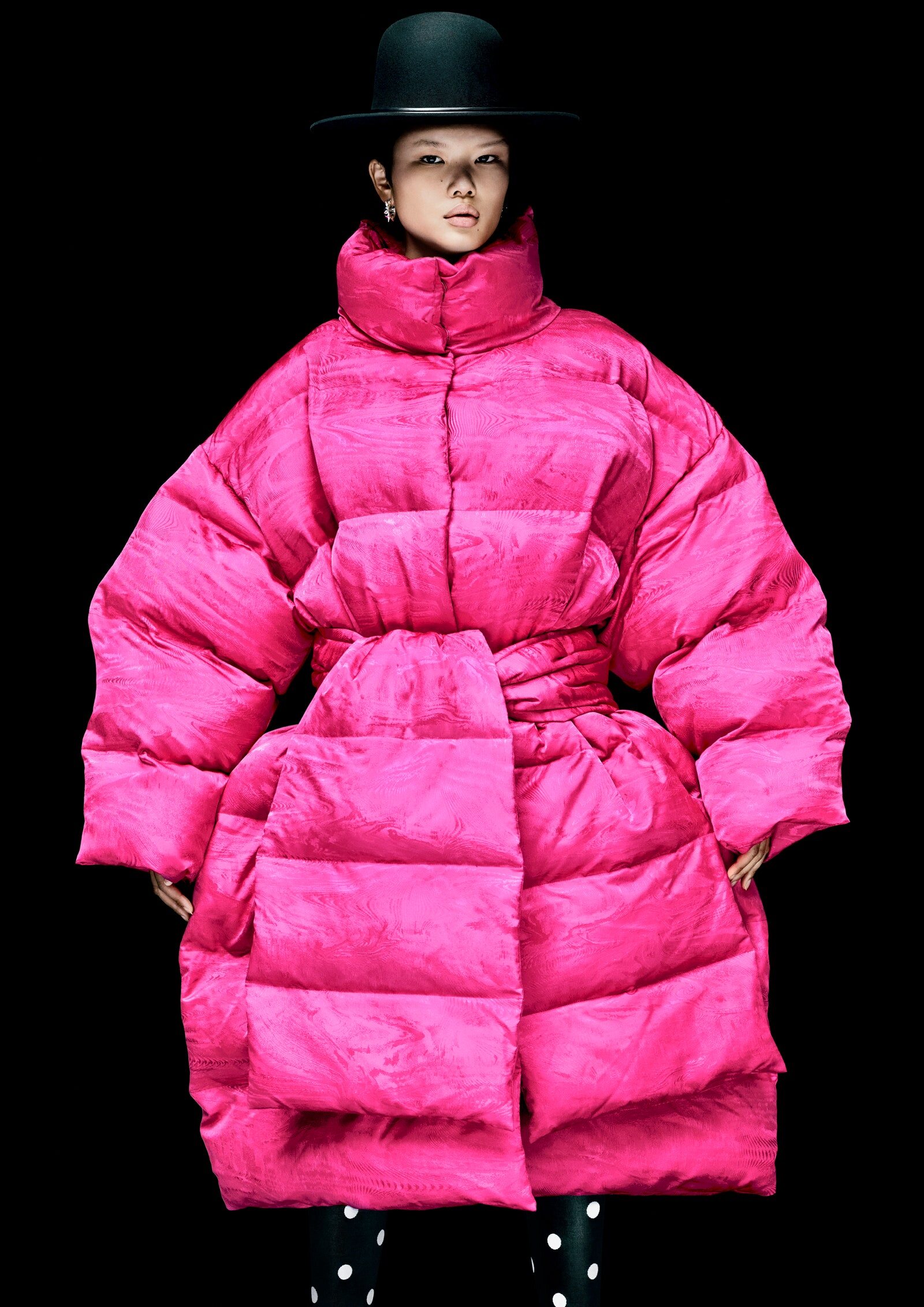 Abrigo acolchado oversize en color rosa fucsia | Foto: Cortesía de H&M