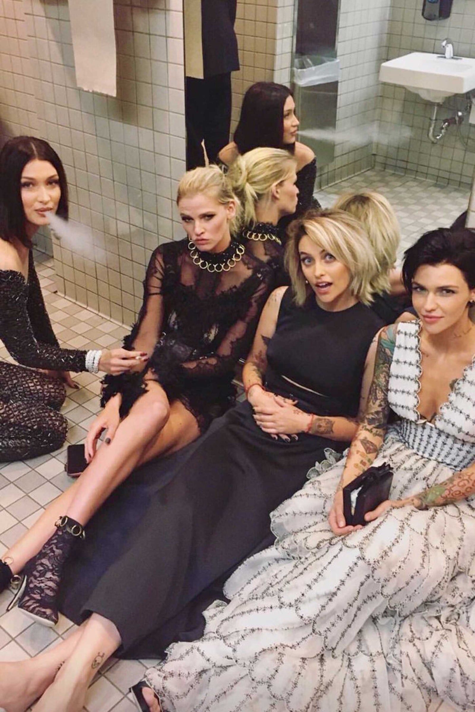 Las polémicas fotos de las celebs fumando en los baños dela MET Gala 2017 | Foto: Instagram