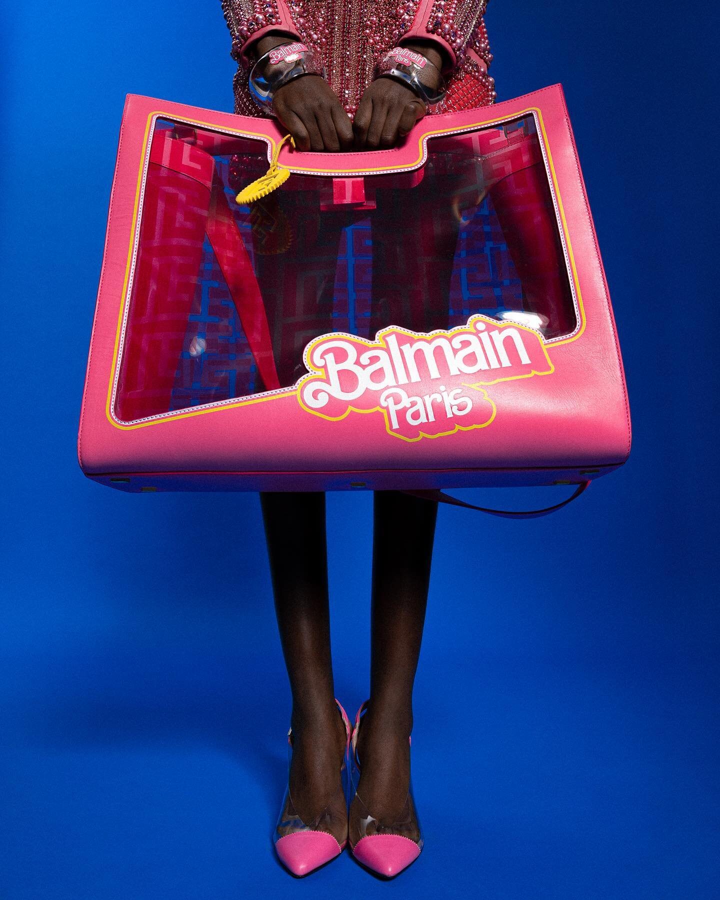 Balmain ocupa el logo e Barbie | Foto: Cortesía de Balmain