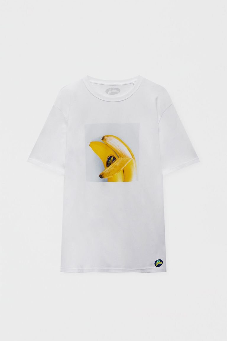 Camiseta blanca estampada con el plátano de Canarias | Foto: Pull&Bear