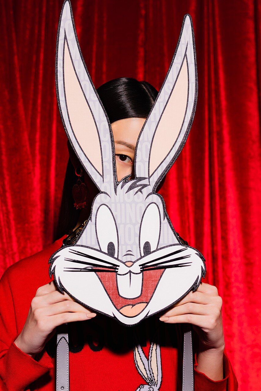 Bolso con la forma de la cabeza de Bugs Bunny de Moschino | Foto: Moschino