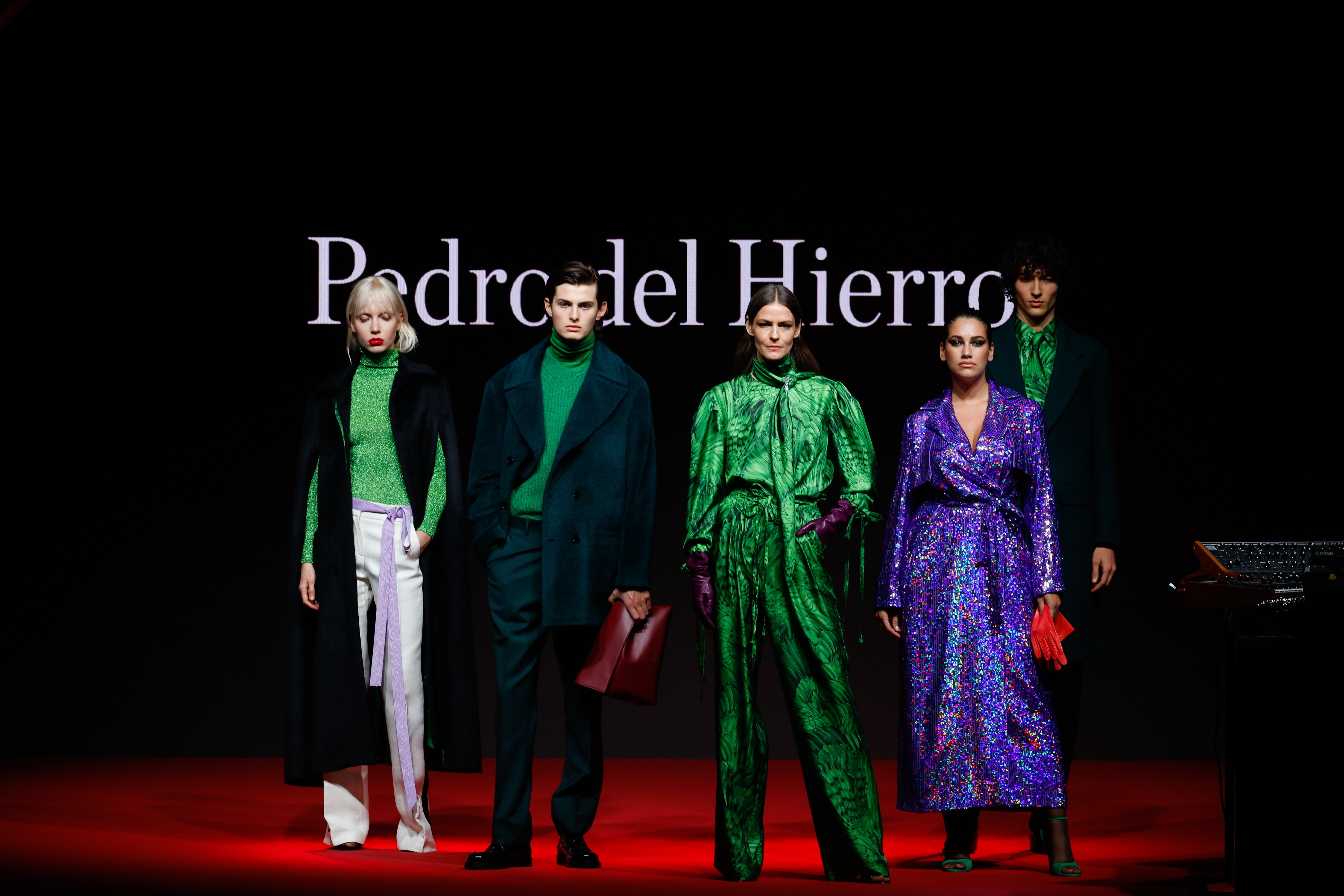 Looks en color verde y lentejuelas iridiscentes de la colección otoño/invierno 2023 de Pedro del Hierro | Foto: Gtres