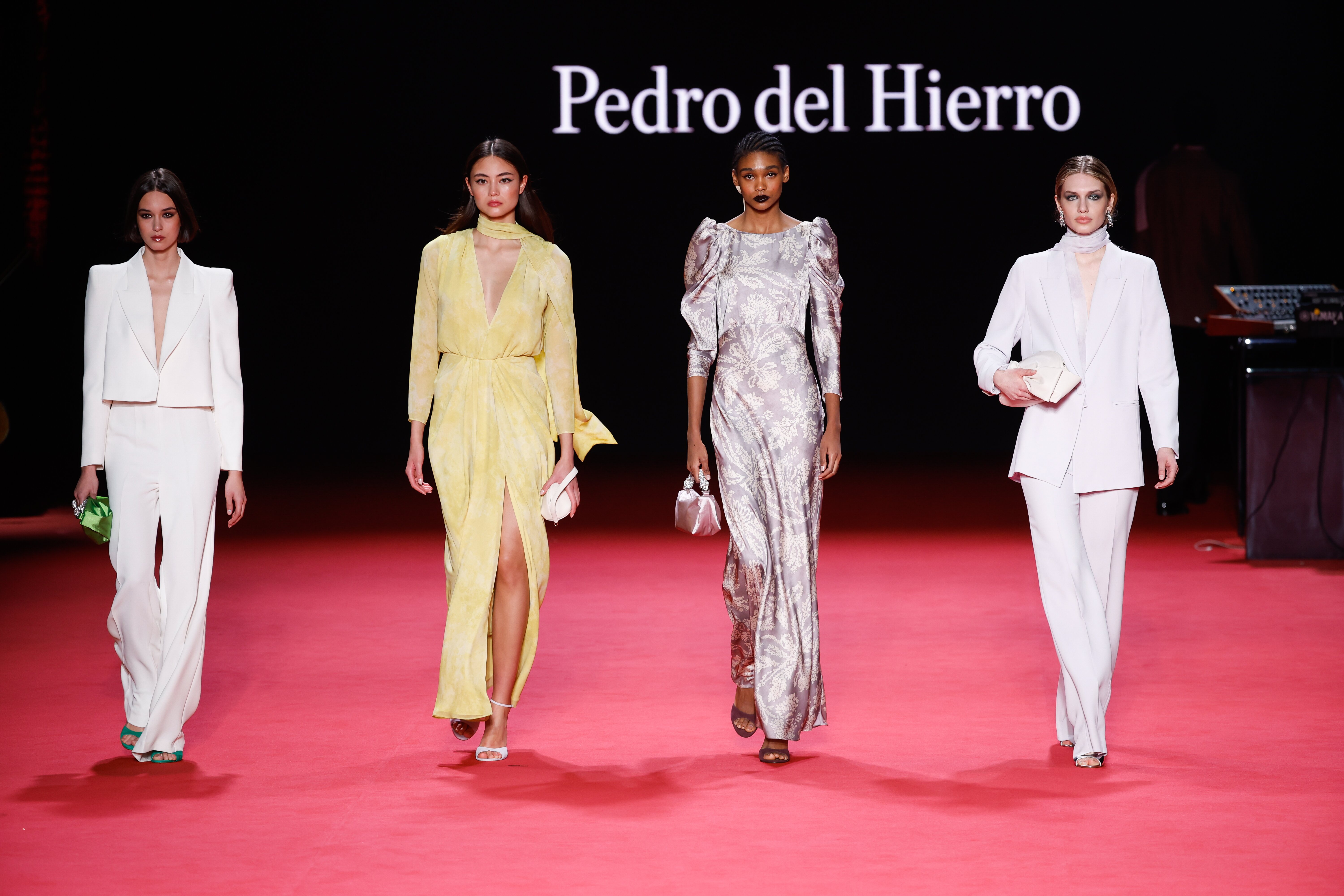 Trajes y vestidos en color blanco, perla y amarillo de la colección otoño/invierno 2023 de Pedro del Hierro | Foto: Gtres