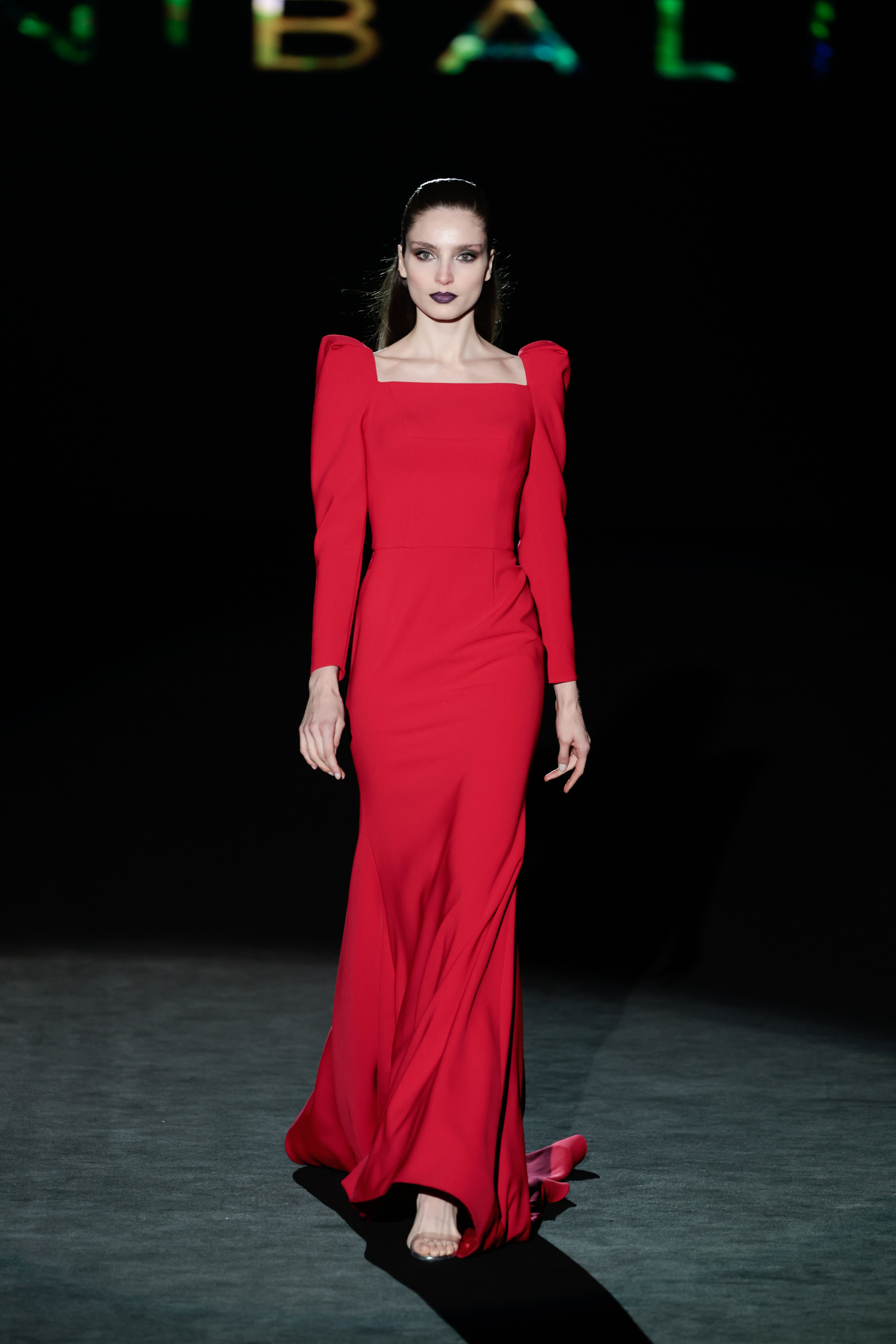 Vestido clásico en rojo de la colección otoño/invierno 23/24 de Hannibal Laguna | foto: Gtres