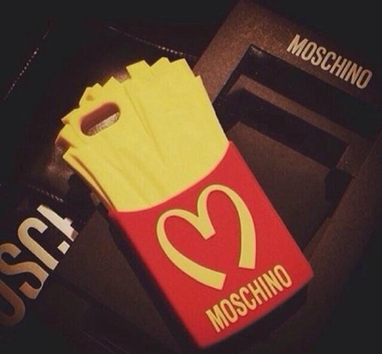La viral funda de iPhone de la primera colección de Jeremy Scott para Moschino