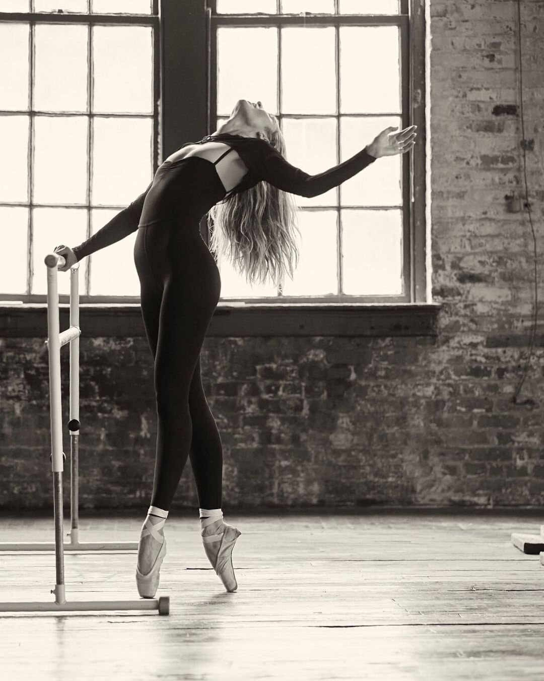 Candice Swanepoel en una campaña de Tropic of C haciendo ballet | Foto: Instagram @tropicofc