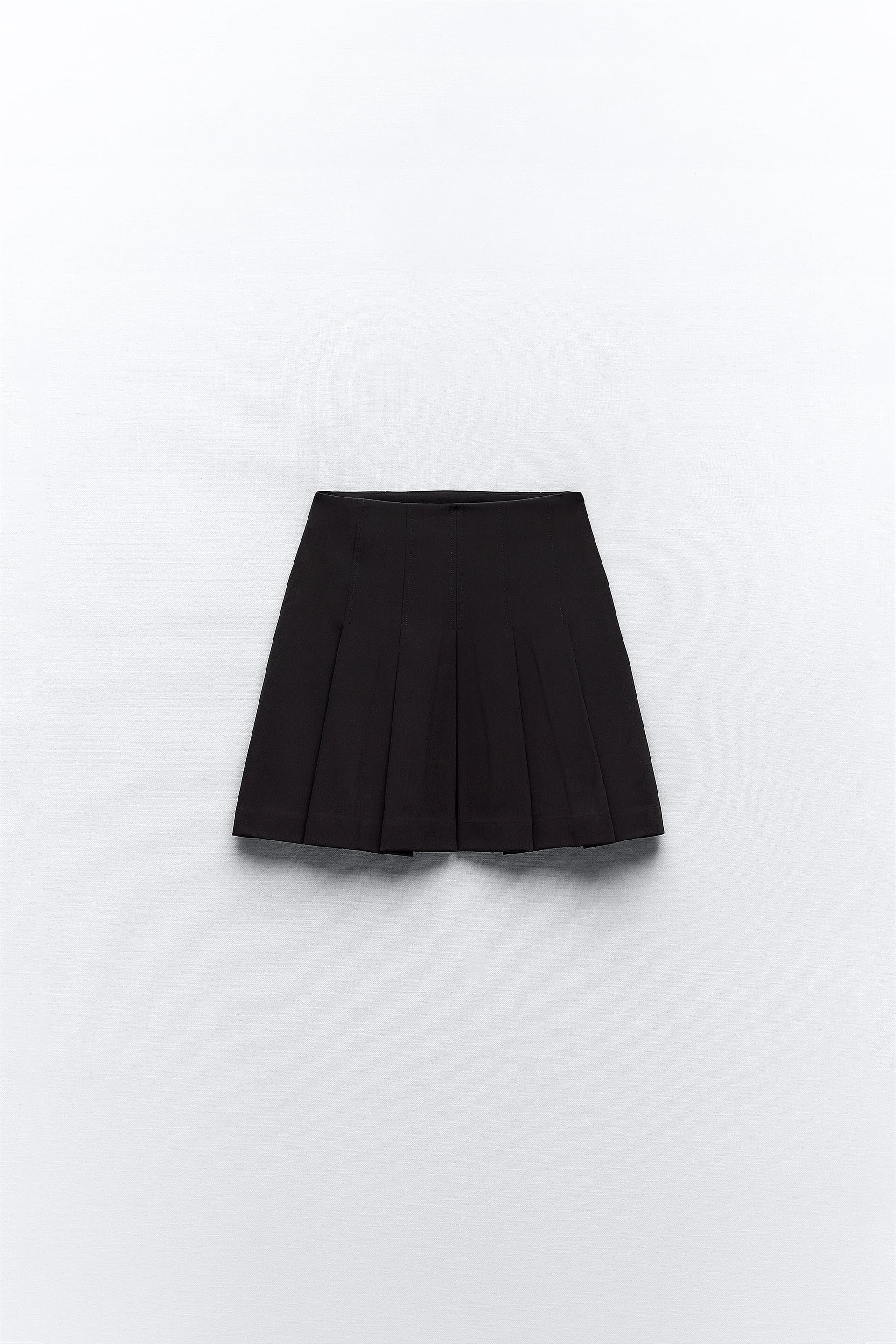Minifalda negra de tablas estilo colegiala: 25,95€ | Foto: Zara