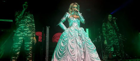 Rita Ora con un vestido de Emilio Pucci en su concierto en Manchester