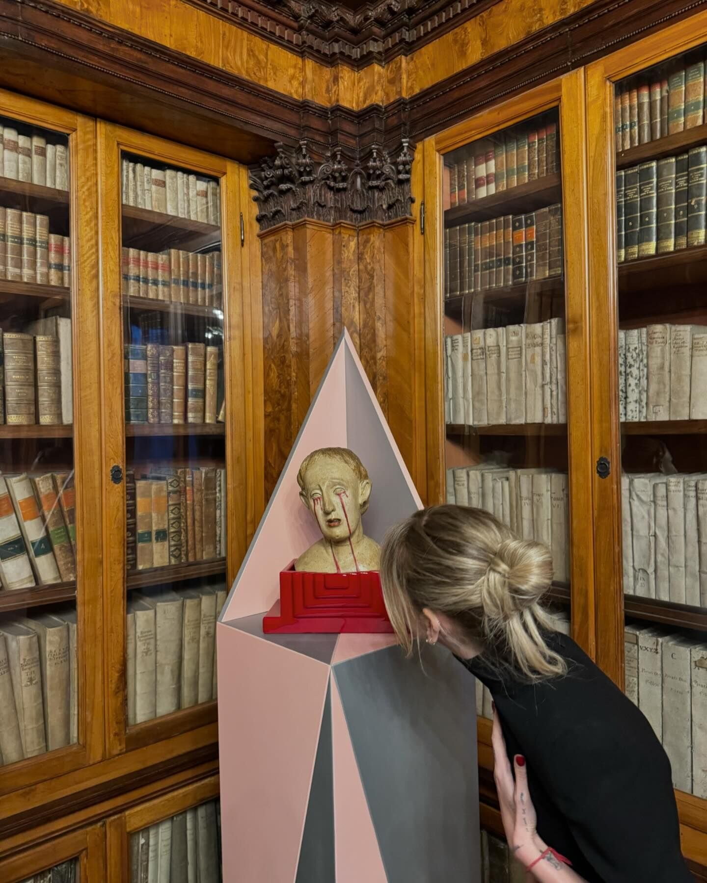 Chiara Ferragni viendo la exposición 'El museo de lágrima' de su amigo Frances Vezzoli en el Museo Correr de Venecia | Foto: Instagram