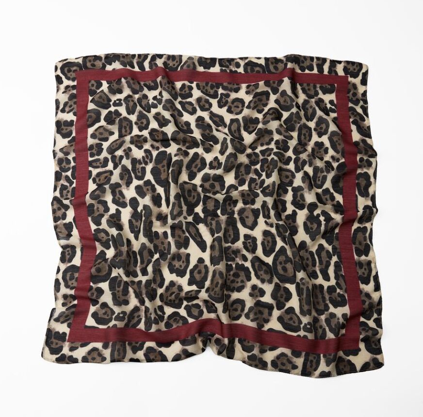 Pañuelo animal print de Zara | Foto: Zara.com