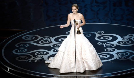 Jennifer Lawrence recogiendo el Oscar 2013 a Mejor actriz por 'El lado bueno de las cosas'