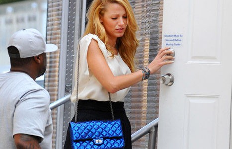 Blake Lively con un bolso azul eléctrico de Chanel