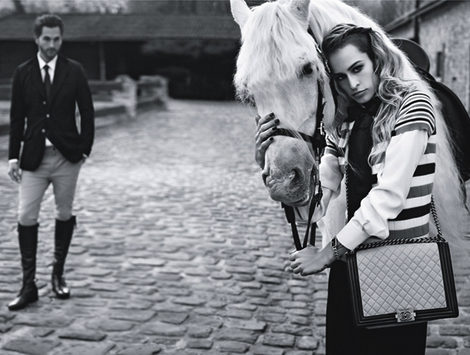Alice Dellal y Jake Davis, imagen de los 'bolsos boy' de Chanel