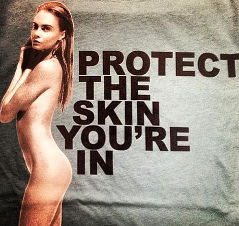 Cara Delevingne posando para 'Protect your Skin'