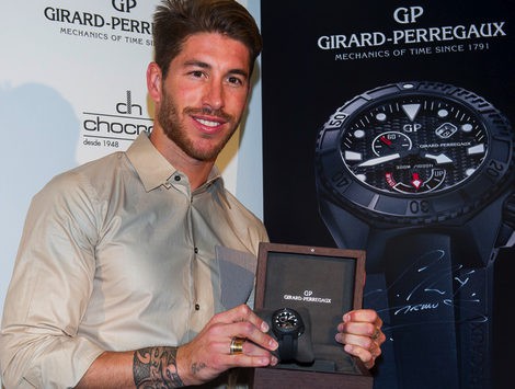 Sergio Ramos posando con un reloj de Girard-Perregaux