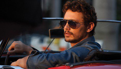 James Franco preparándose para lucir las 'Gucci Bamboo sunglasses'
