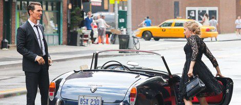 Scarlett Johansson y Matthew McConaughey subiendo al coche durante el spot