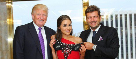 Olivia Culpo, Donald Trump y Gianluigi Cimmino en el acuero de 'Yamamay for Miss Universe' 
