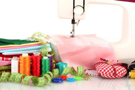 Las máquinas de coser vuelven a ser una pieza clave en la moda doméstica