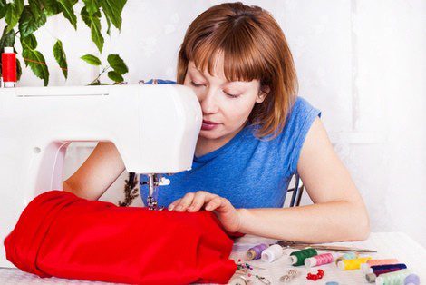 Podemos arreglar nuestra propia ropa con una máquina de coser