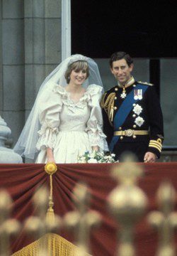 Diana de Gales con su vestido de novia