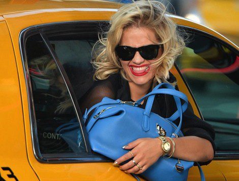 Rita Ora durante el shooting para DKNY 