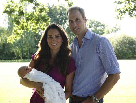 Fotografía oficial de el príncipe Guillermo y Kate con su hijo el príncipe Jorge