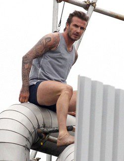 David Beckham sentado en una tubería