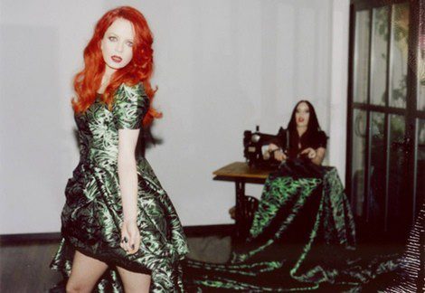 B.Åkerlun cosiendo un vestido de Shirley Manson