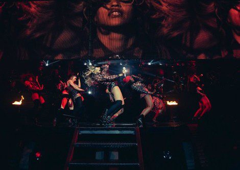 Beyoncé en un concierto de la gira 'Mrs. Carter Show' con un look de Givenchy / Facebook
