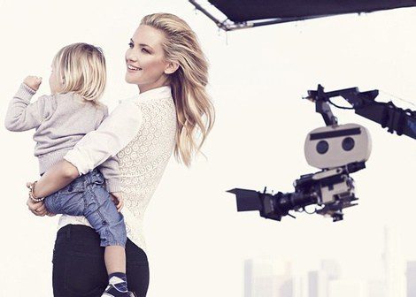 Kate Hudson y su hijo en el making-of de Kate Hudson