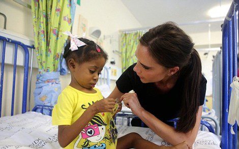 Victoria Beckham durante su viaje a Sudáfrica con una niña