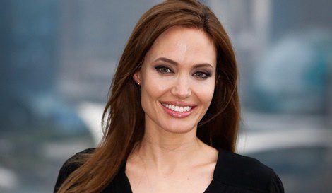 La actriz Angelina Jolie diseña junto a Louboutin un zapato con fines solidarios