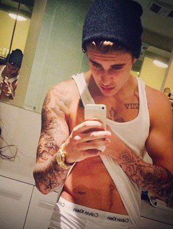 Justin Bieber luce torso y ropa interior