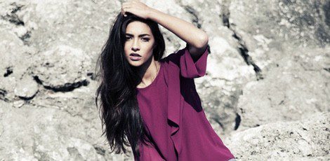 Rocío Herrera con una blusa color burdeos posa para Biombo 13