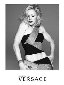 Los fotógrafos Marcus Piggott y Mert Alas fotografían a Madonna como imagen de la colección primavera/verano 2015 de Versace