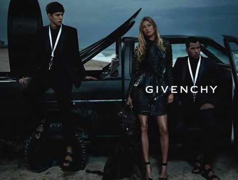 Gisele Bündchen, muy sexy, pesenta la colección de primavera 2012 de Givenchy