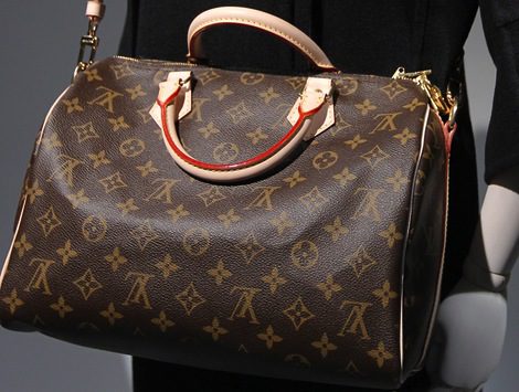 Louis Vuitton demanda a Warner Brothers por mostrar uno de sus bolsos falsificados