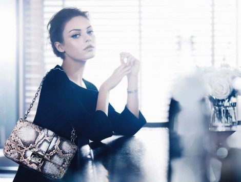 Mila Kunis es la nueva imagen de los bolsos 'Miss Dior'
