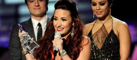 Miley Cyrus, Demi Lovato y Lea Michele destacan entre las mejor vestidas de los People's Choice Awards