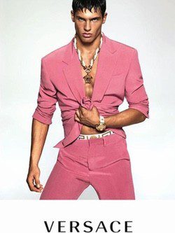 El modelo Filip Hrivnak posando con un traje de chaqueta en rosa de la colección primavera/verano 2015 de Versace