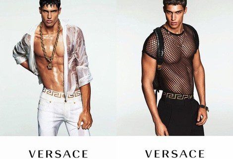 Los modelos Miroslav Cech y Alessio Pozzi acompañan a Filip Hrivnak en la nueva campaña de Versace