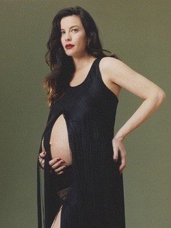 La actriz Liv Tyler posando embarazada para la campaña de primavera de Proenza Schouler